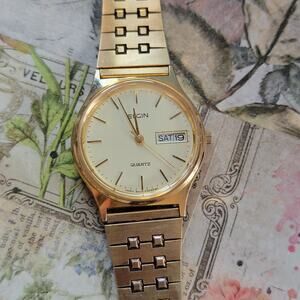 Vintage Watches Elgin Gold Tone Quartz Day Date Mens Dress Watch 1980s